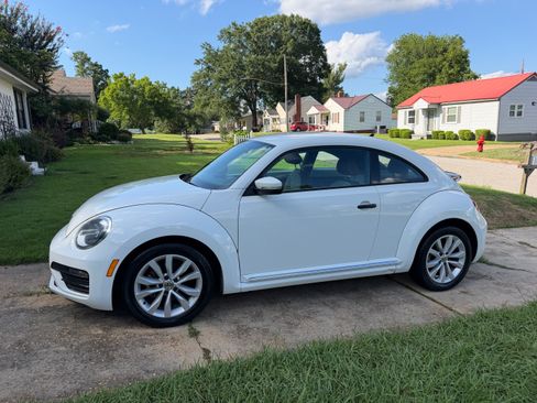Used 2017 Volkswagen Beetle 1.8T Classic FWD image 2