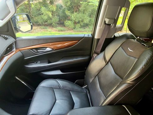 Used 2016 Cadillac Escalade ESV Premium image 9