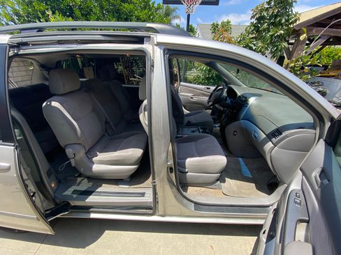 Used 2006 Toyota Sienna LE w/ LE Pkg 2 FWD image 2