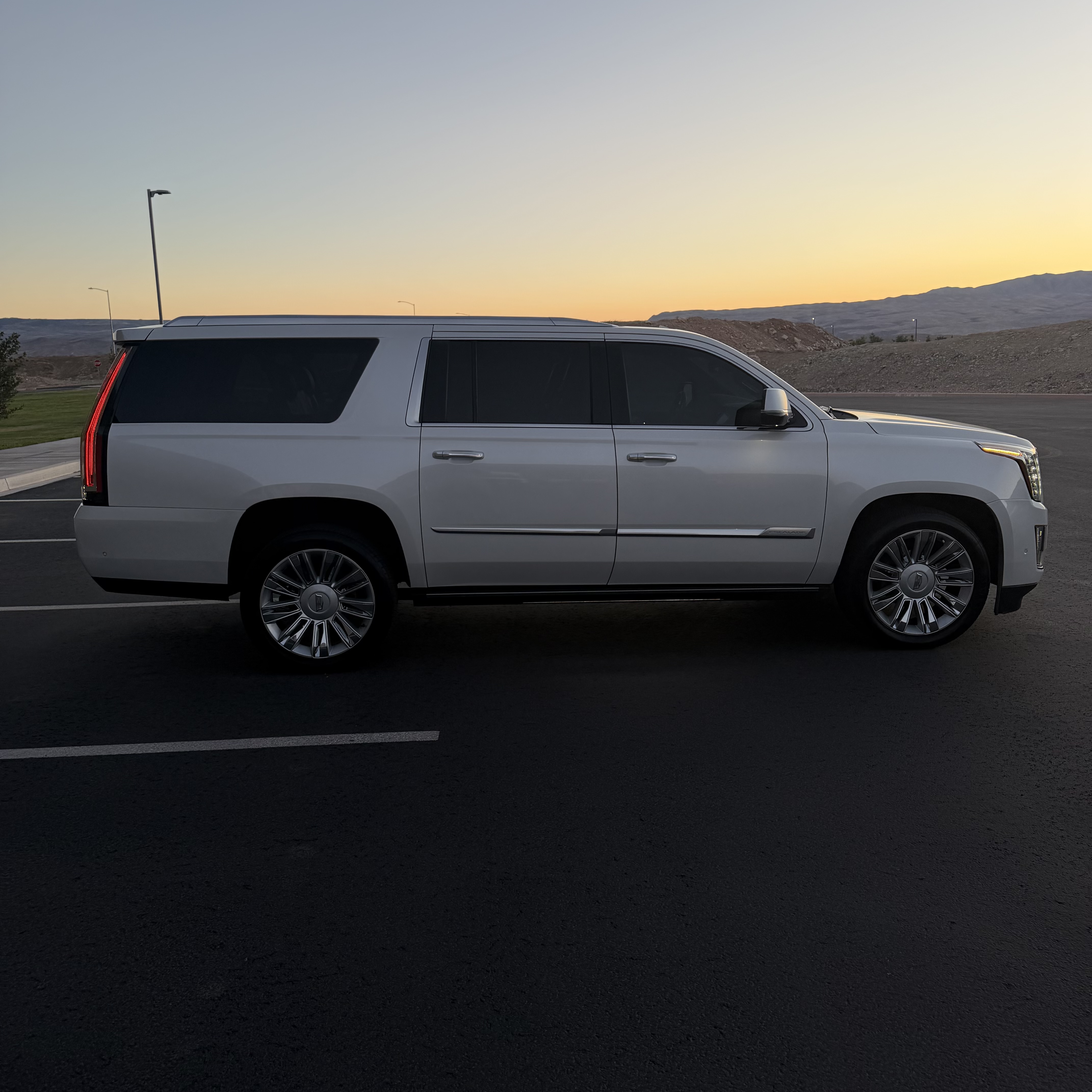 Used 2018 Cadillac Escalade ESV Platinum AWD/4WD image 5