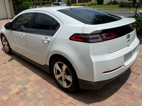 Used 2013 Chevrolet Volt Premium w/ Premium Trim Package FWD image 9
