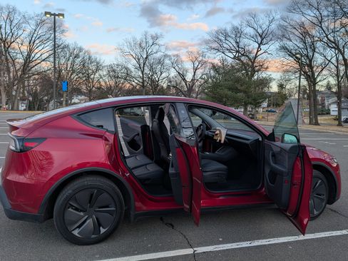 Used 2026 Tesla Model Y Long Range image 9