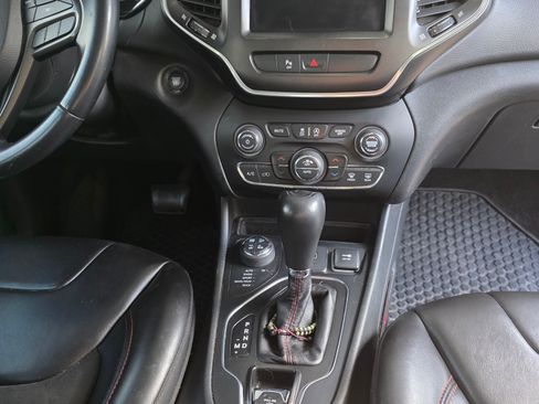 Used 2019 Jeep Cherokee Trailhawk image 15