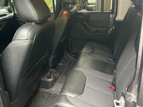Used 2016 Jeep Wrangler Unlimited Sahara AWD/4WD image 6