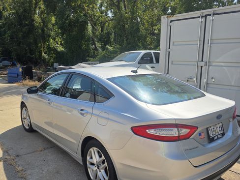 Used 2016 Ford Fusion SE image 4