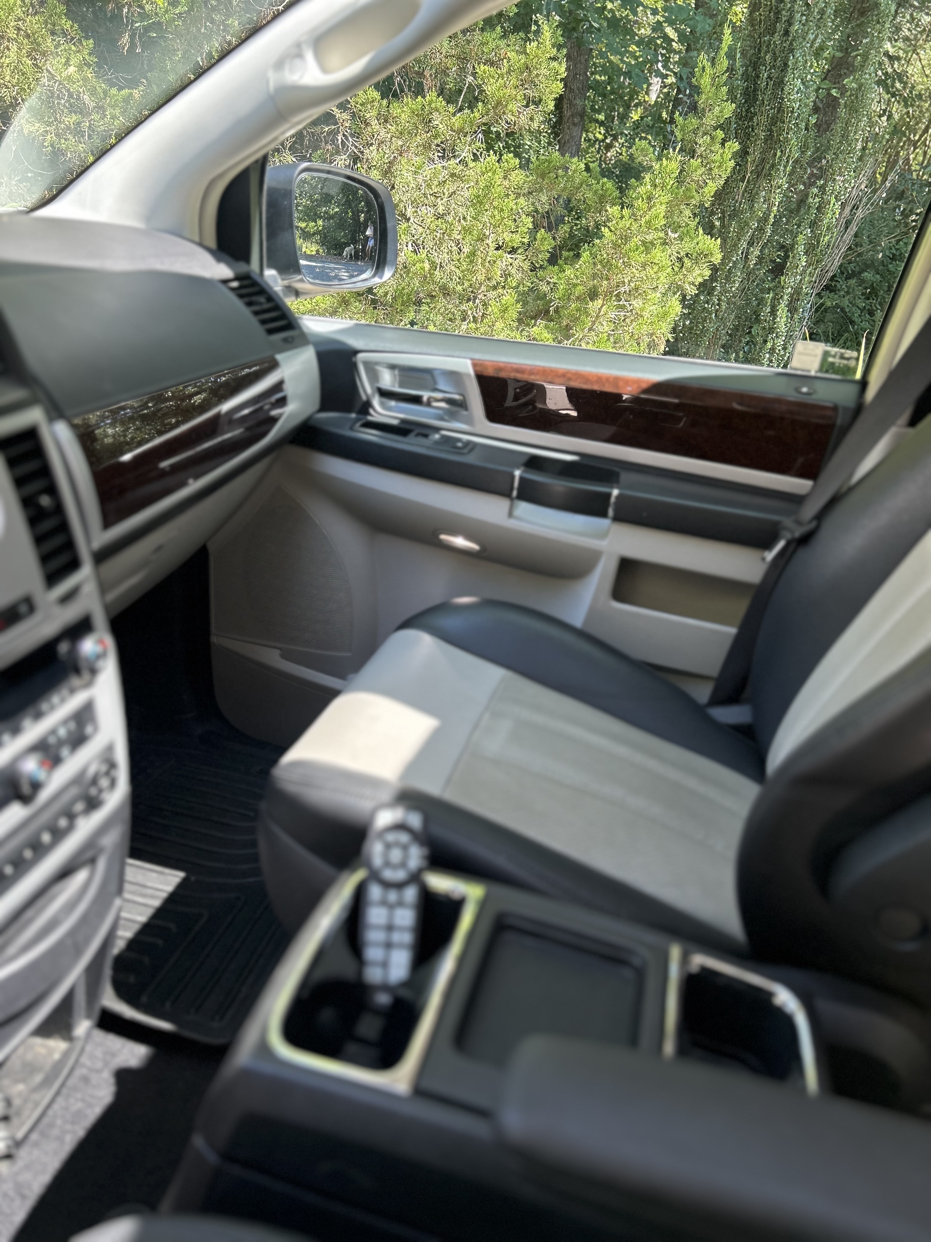 Used 2010 Chrysler Town & Country Touring Plus w/ Safetytec Group FWD image 15