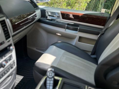 Used 2010 Chrysler Town & Country Touring Plus w/ Safetytec Group FWD image 15