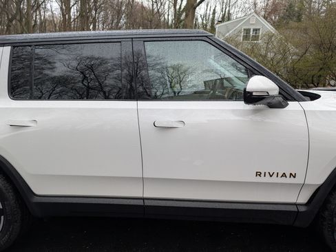 Used 2025 Rivian R1S Premium image 6