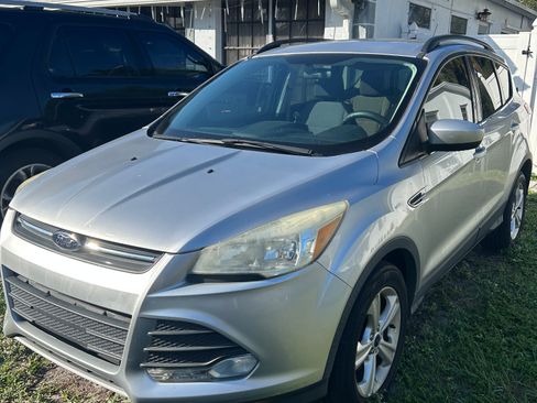 Used 2016 Ford Escape SE w/ Equipment Group 201A image 1