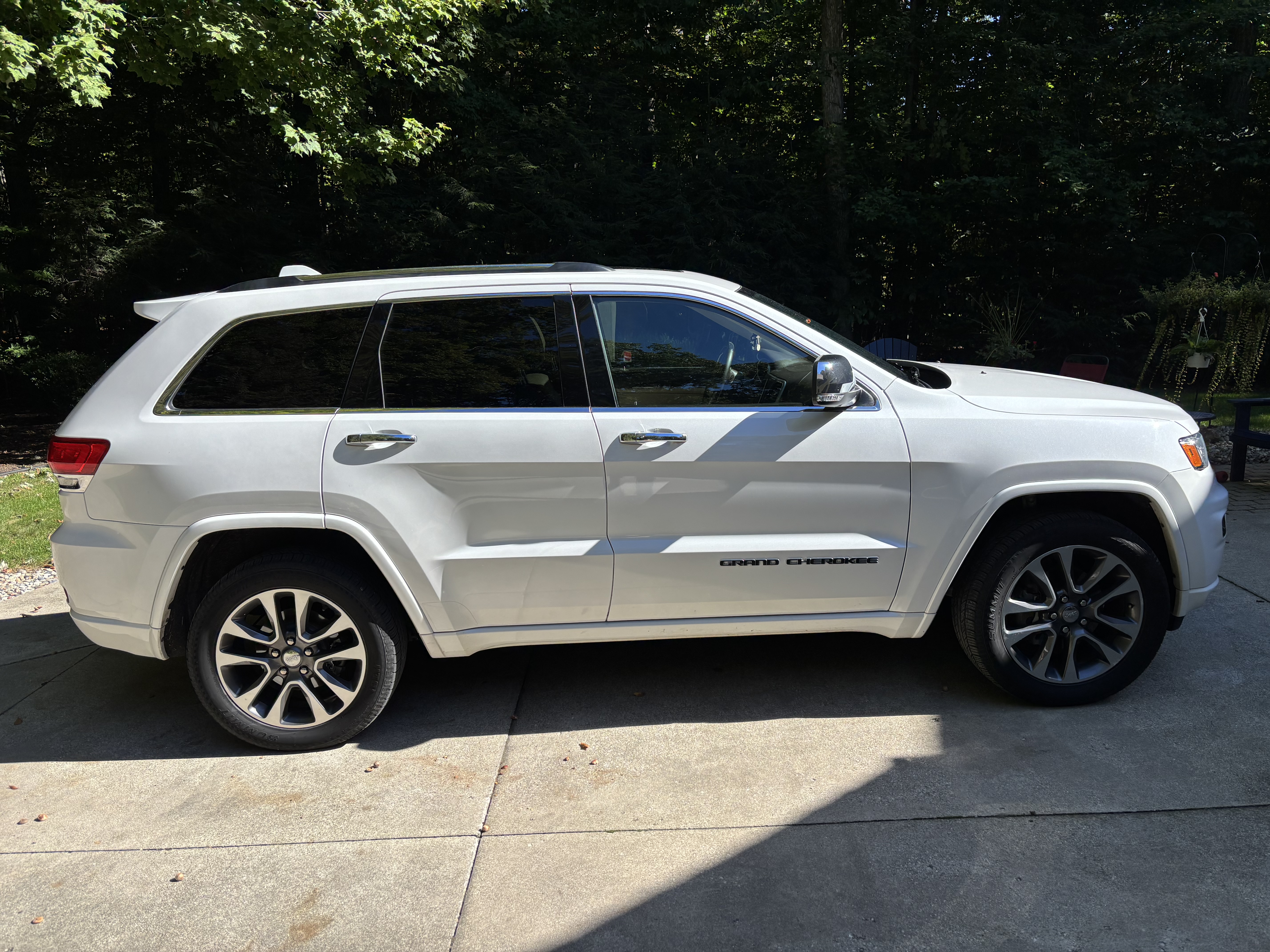 Used 2018 Jeep Grand Cherokee Overland AWD/4WD image 8