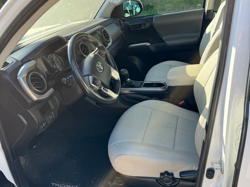Used 2018 Toyota Tacoma SR5 image 18
