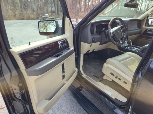 Used 2015 Lincoln Navigator L 4WD w/ Equipment Group 101A Reserve image 9