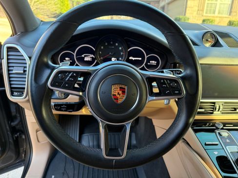 Used 2021 Porsche Cayenne image 2
