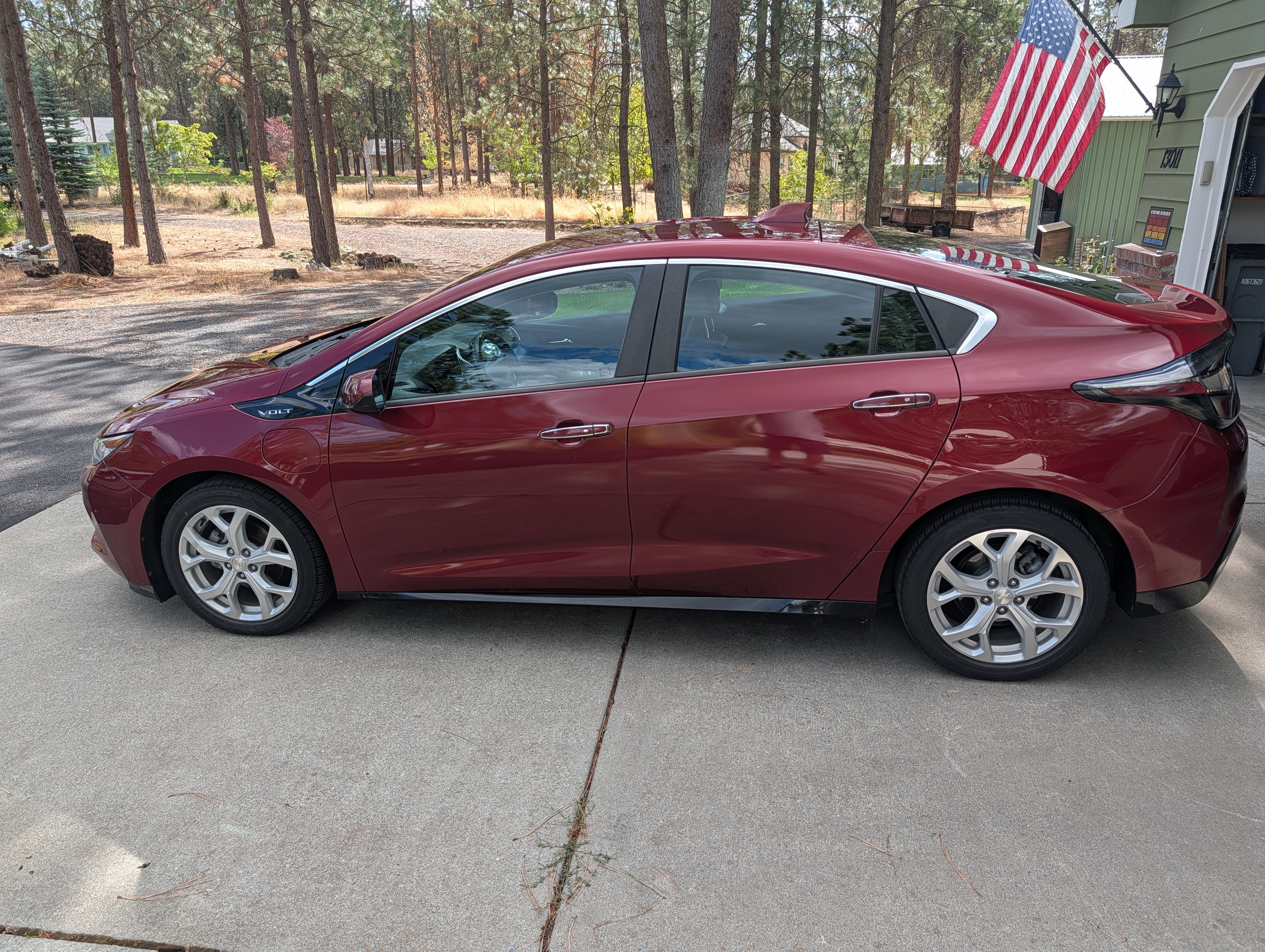 Used 2017 Chevrolet Volt Premier w/ Driver Confidence II Package FWD image 1