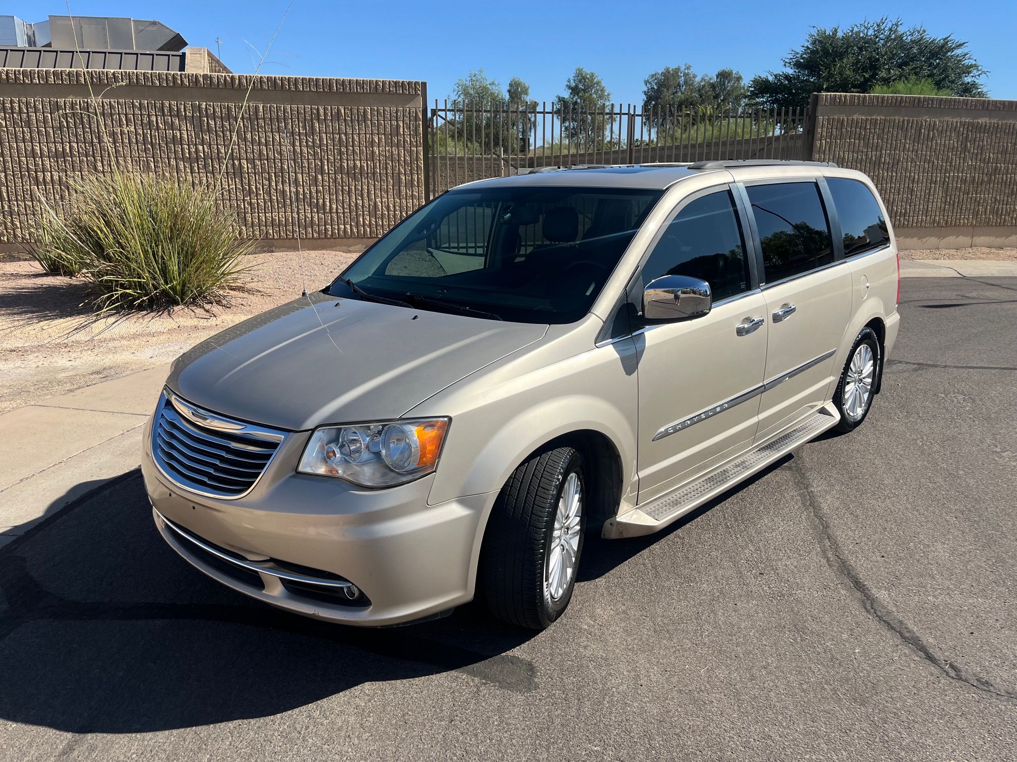 Used 2013 Chrysler Town & Country Touring-L w/ Premium Group FWD image 1