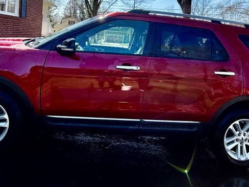 Used 2014 Ford Explorer XLT w/ Equipment Group 202A image 2