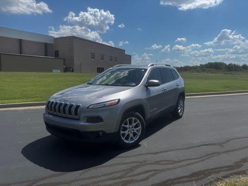 Used 2018 Jeep Cherokee Latitude Plus FWD image 1