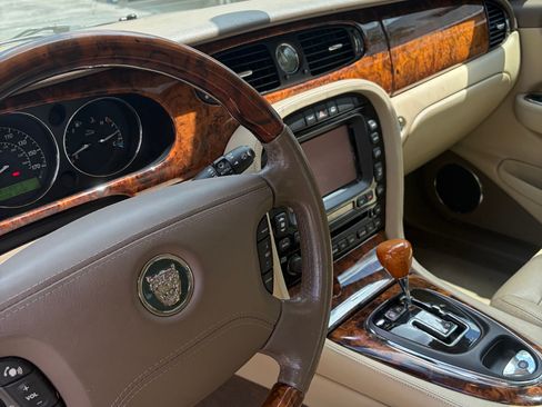 Used 2005 Jaguar XJ8 RWD image 13