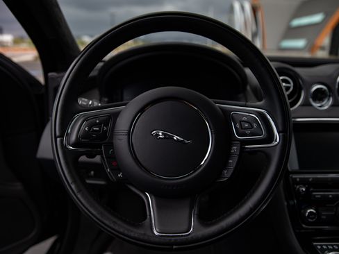 Used 2015 Jaguar XJ image 25