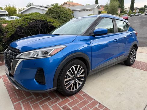 Used 2022 Nissan Kicks SV FWD image 1