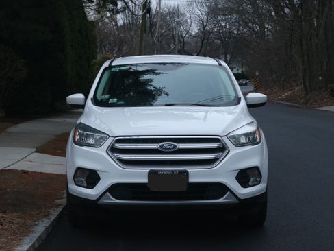 Used 2017 Ford Escape SE image 2
