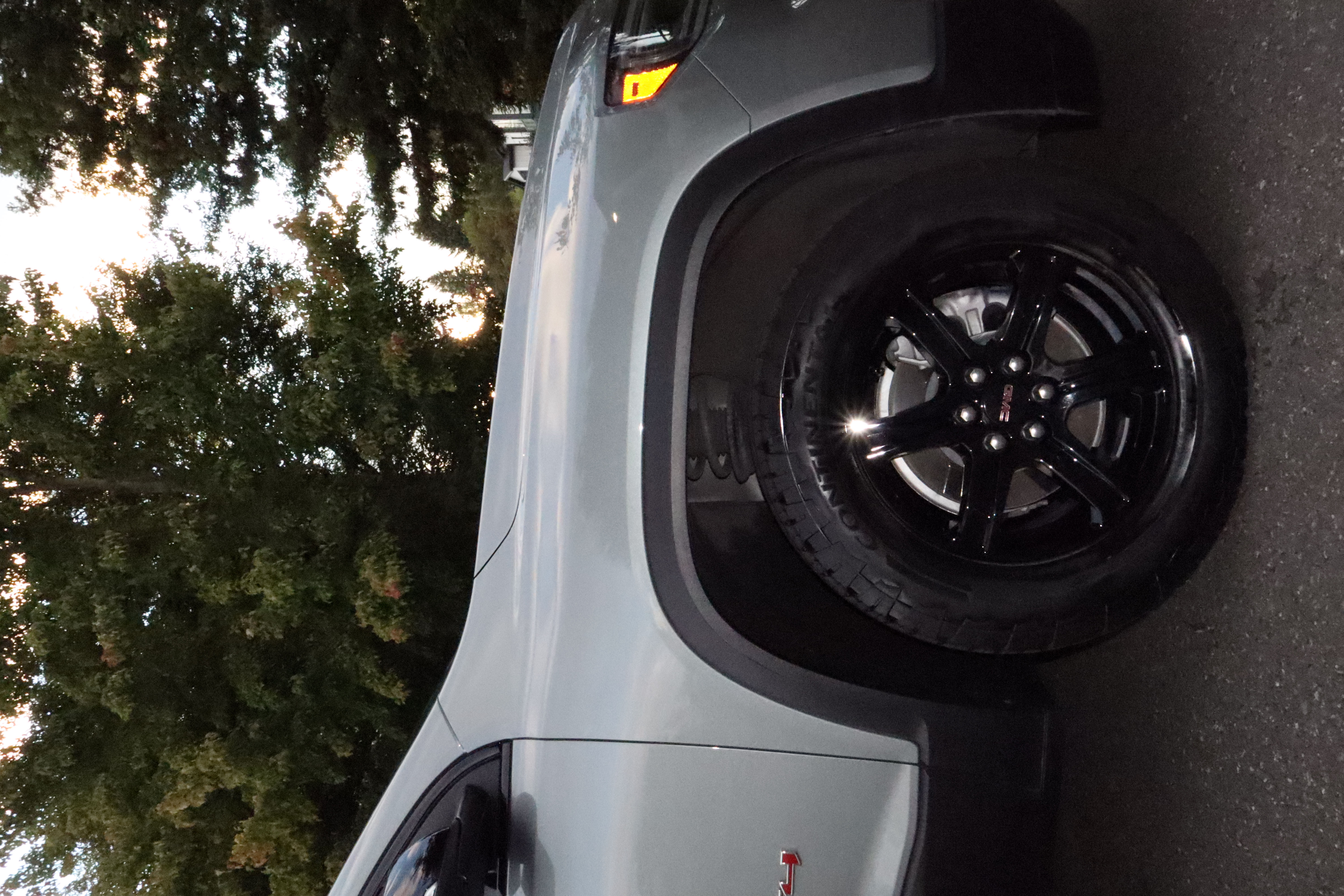 Used 2023 GMC Acadia AT4 w/ Technology Package AWD/4WD image 5