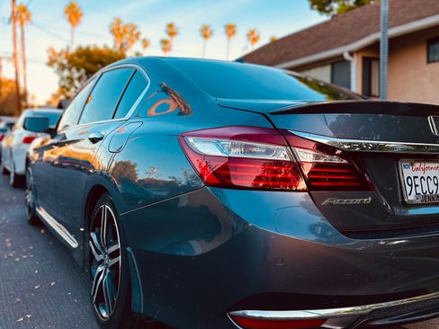 Used 2017 Honda Accord Touring image 6