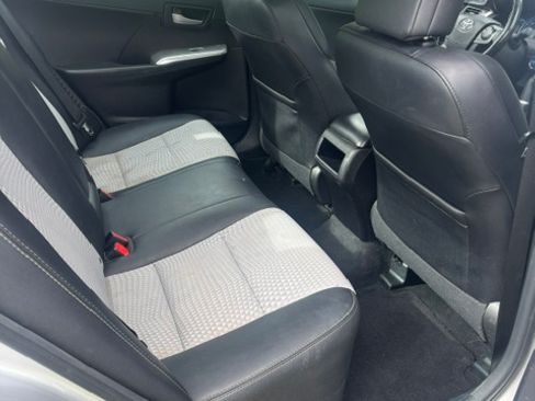 Used 2014 Toyota Camry SE w/ Moonroof Package FWD image 17