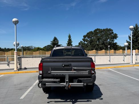 Used 2016 Toyota Tacoma TRD Off-Road w/ Premium & Technology Package AWD/4WD image 6