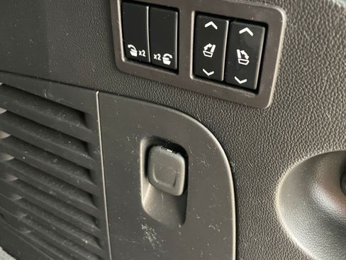 Used 2017 Chevrolet Suburban LT image 28