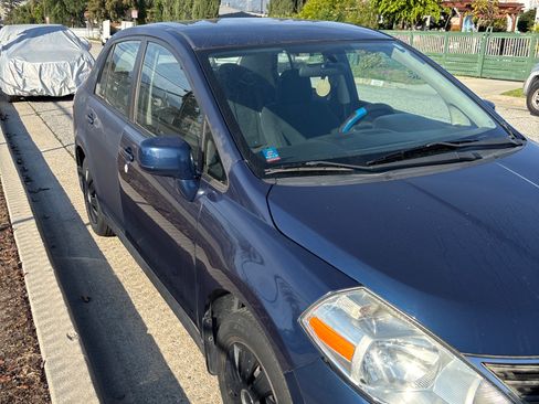 Used 2011 Nissan Versa 1.8 S w/ Plus Pkg image 2