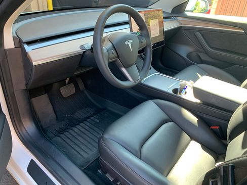 Used 2021 Tesla Model 3 Standard Range Plus image 9