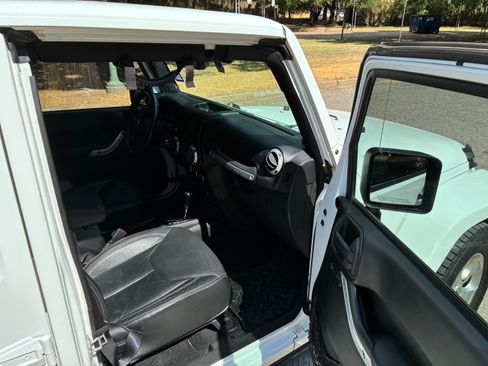 Used 2013 Jeep Wrangler Unlimited Sahara w/ Connectivity Group AWD/4WD image 4