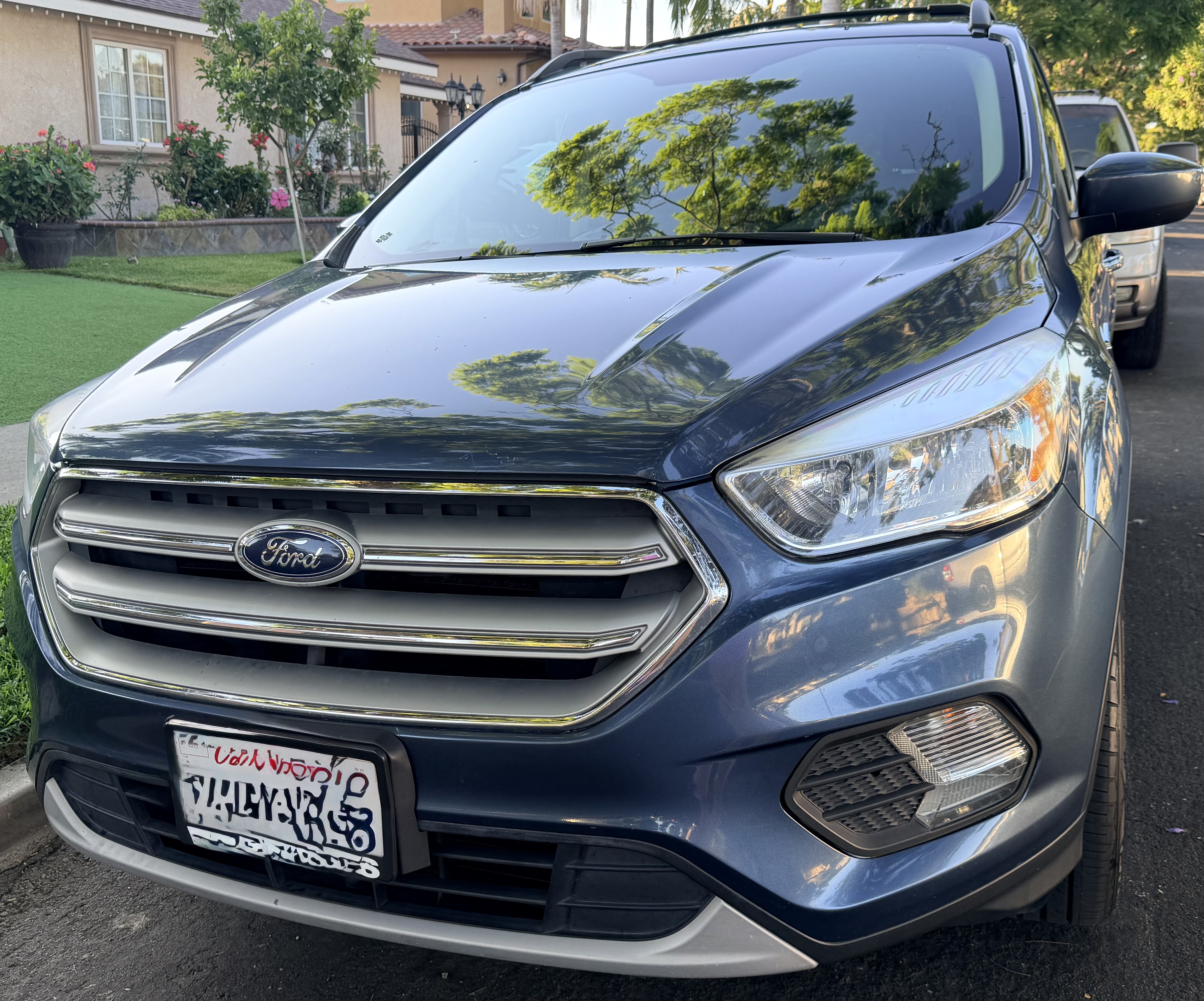 Used 2018 Ford Escape SE w/ SE Sync 3 Package FWD image 1