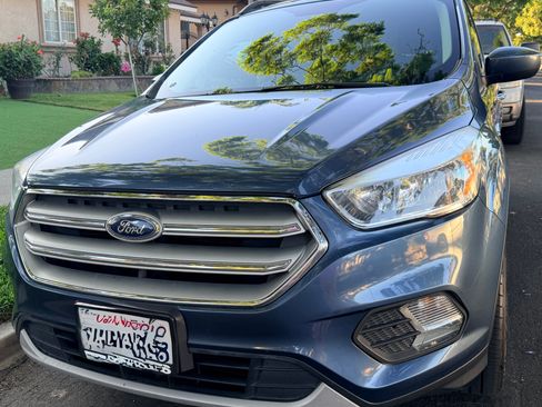 Used 2018 Ford Escape SE w/ SE Sync 3 Package FWD image 1