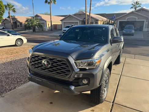 Used 2020 Toyota Tacoma TRD Off-Road image 2