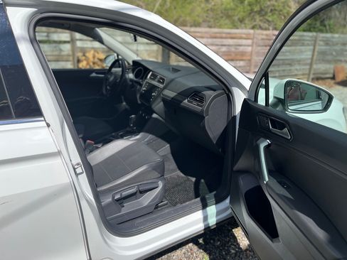 Used 2018 Volkswagen Tiguan SE image 17