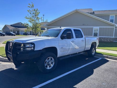 Used 2009 GMC Sierra 2500 SLT w/ Suspension Package, Off-Road image 2