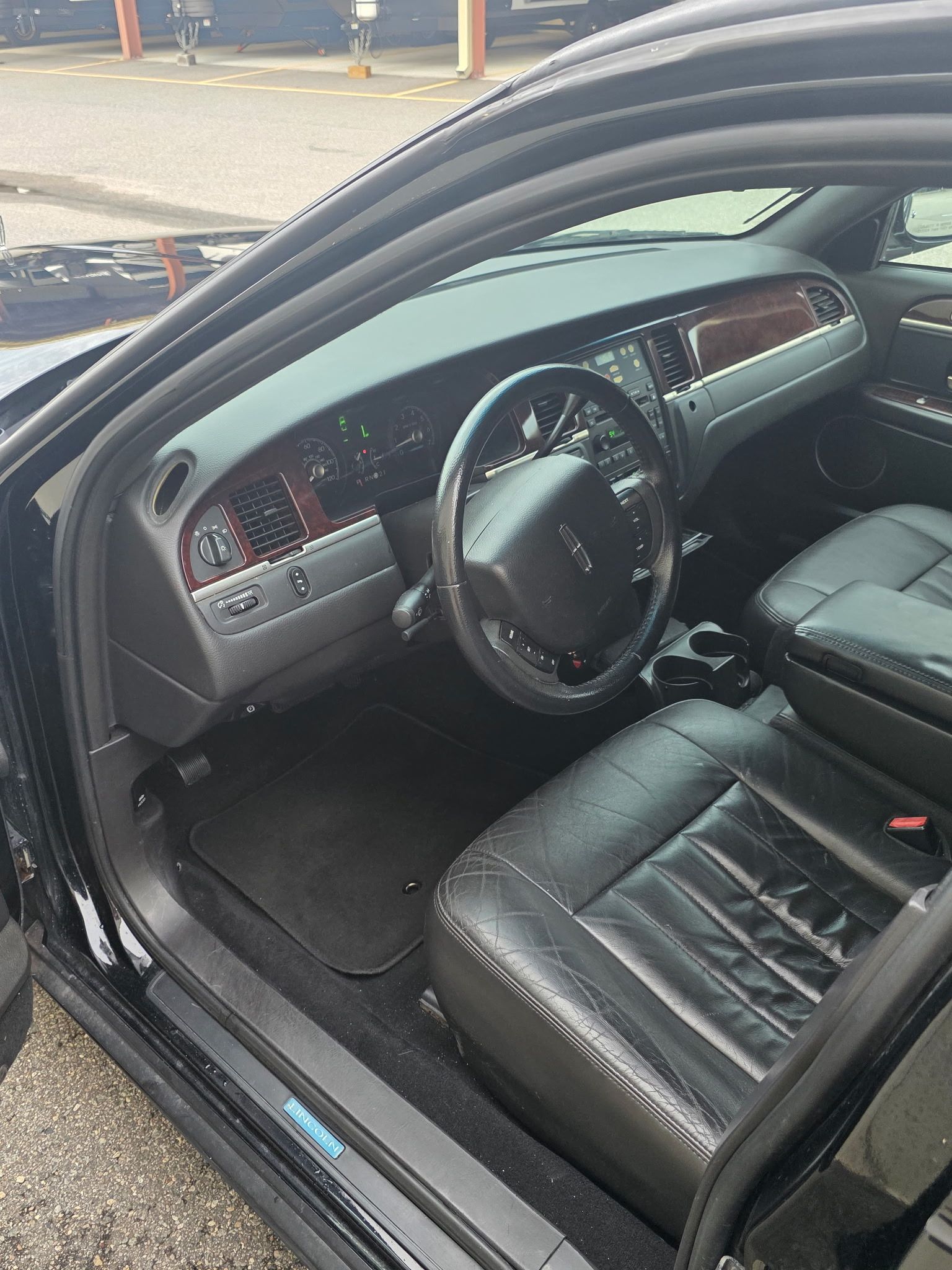 Used 2006 Lincoln Town Car Executive RWD image 19