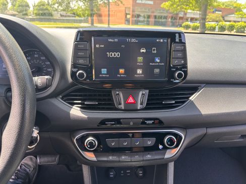 Used 2018 Hyundai Elantra GT FWD image 14
