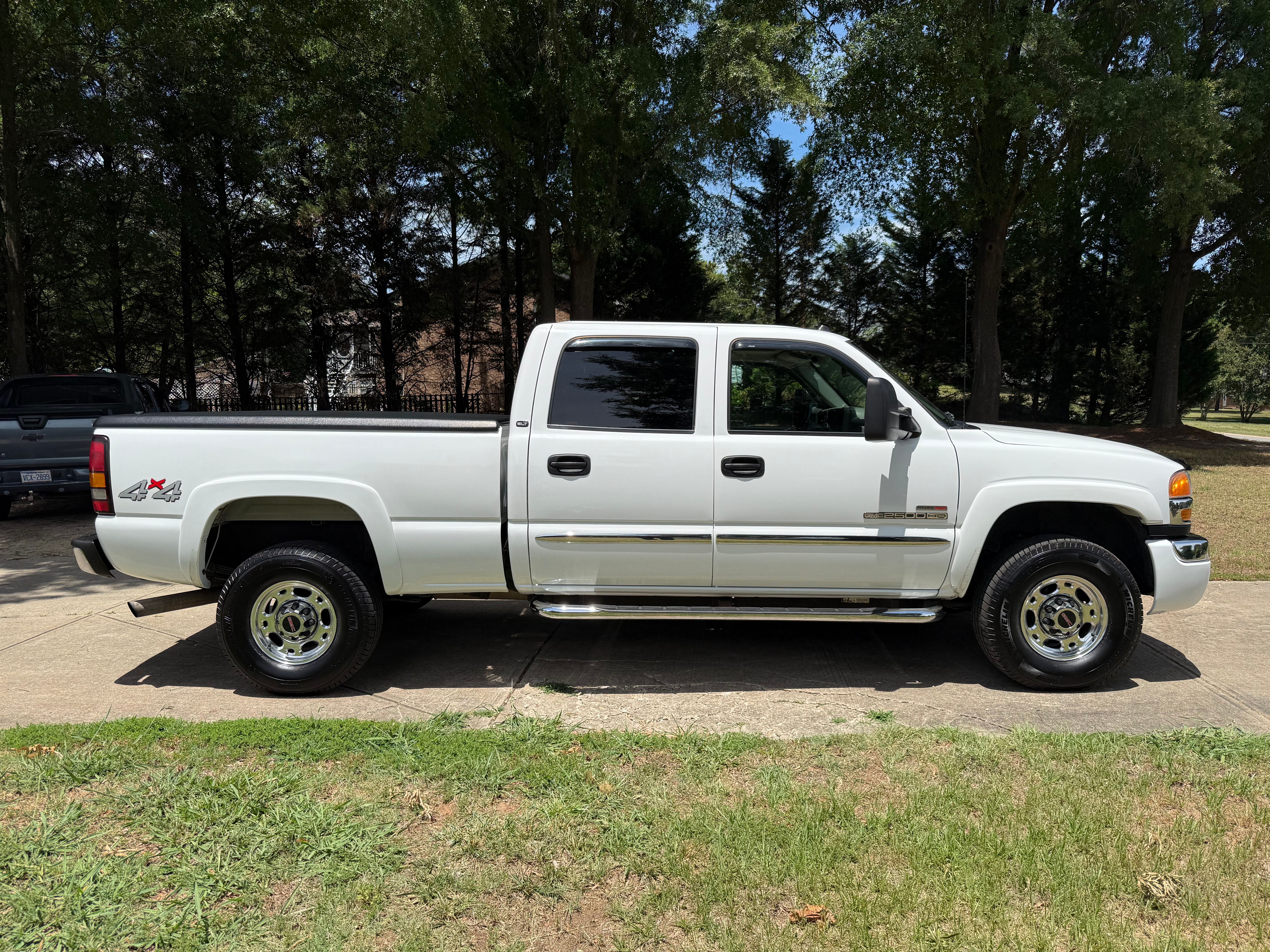 Used 2005 GMC Sierra 2500 SLT w/ Heavy-Duty Power Package AWD/4WD image 1