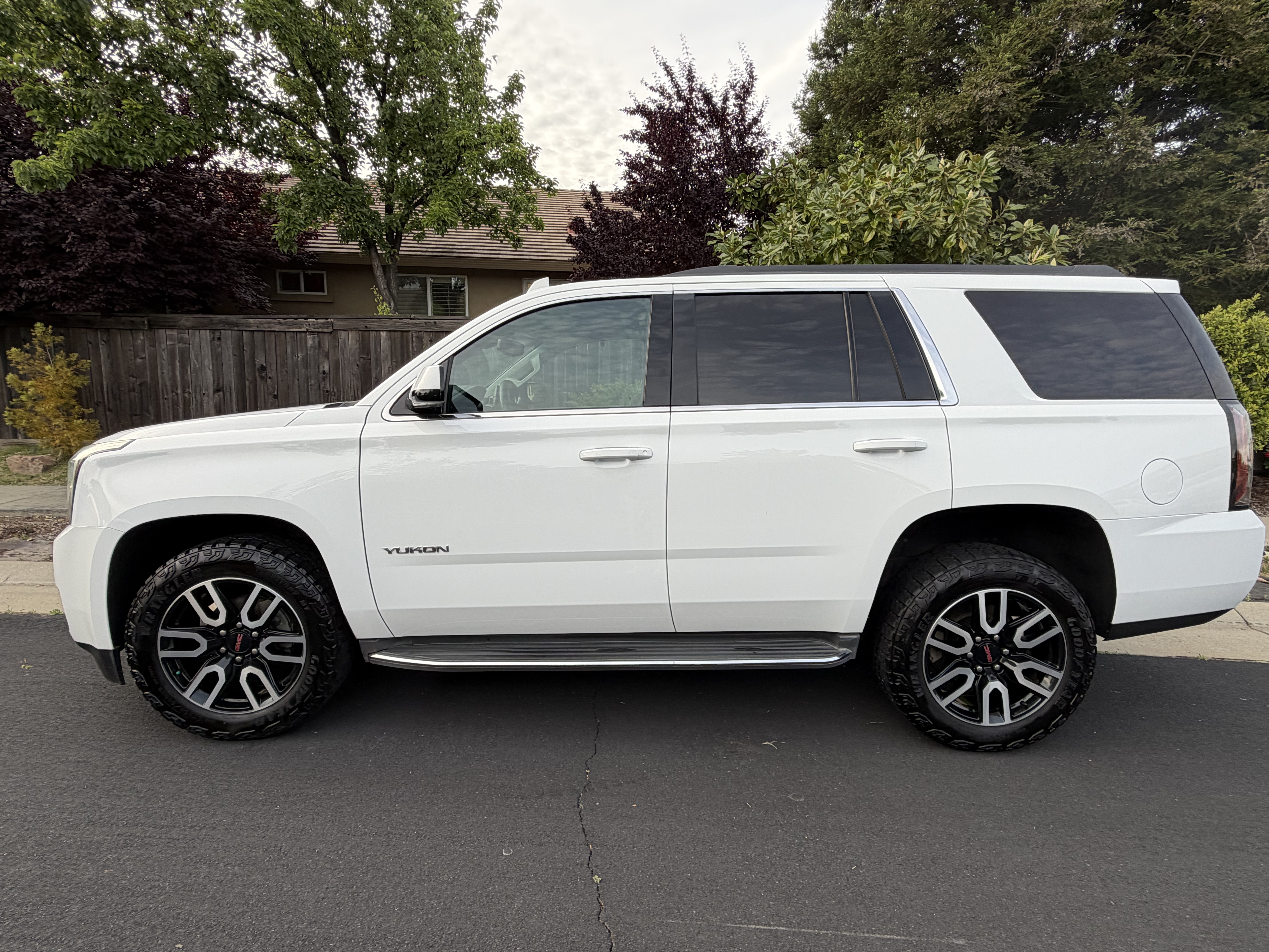 Used 2016 GMC Yukon SLE RWD image 1