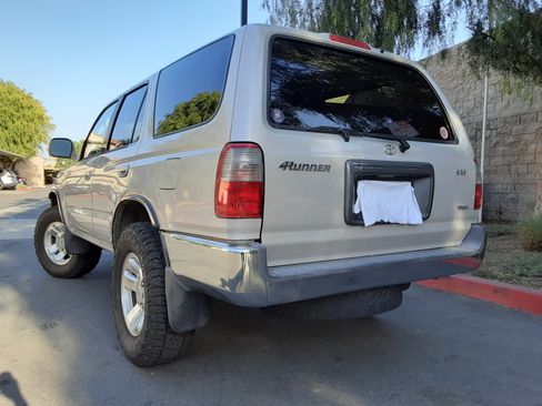 Used 2000 Toyota 4Runner SR5 image 4