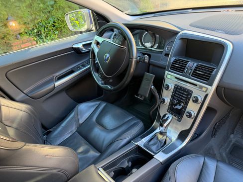 Used 2015 Volvo XC60 T6 Platinum image 4