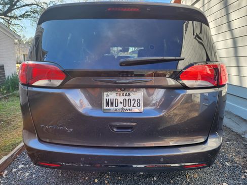 Used 2019 Chrysler Pacifica Touring-L Plus w/ Advanced Safetytec Group image 6