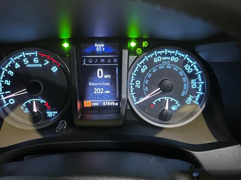 Used 2018 Toyota Tacoma TRD Sport w/ Technology Package image 18