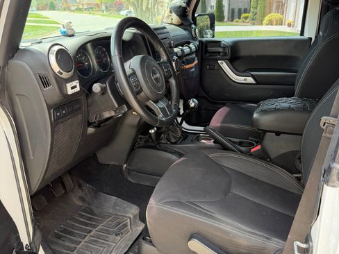 Used 2017 Jeep Wrangler Rubicon w/ Power Convenience Group AWD/4WD image 6