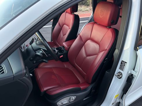 Used 2023 Porsche Macan image 22