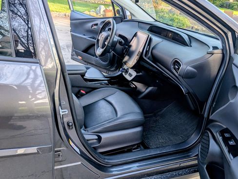 Used 2017 Toyota Prius Prime Premium image 9