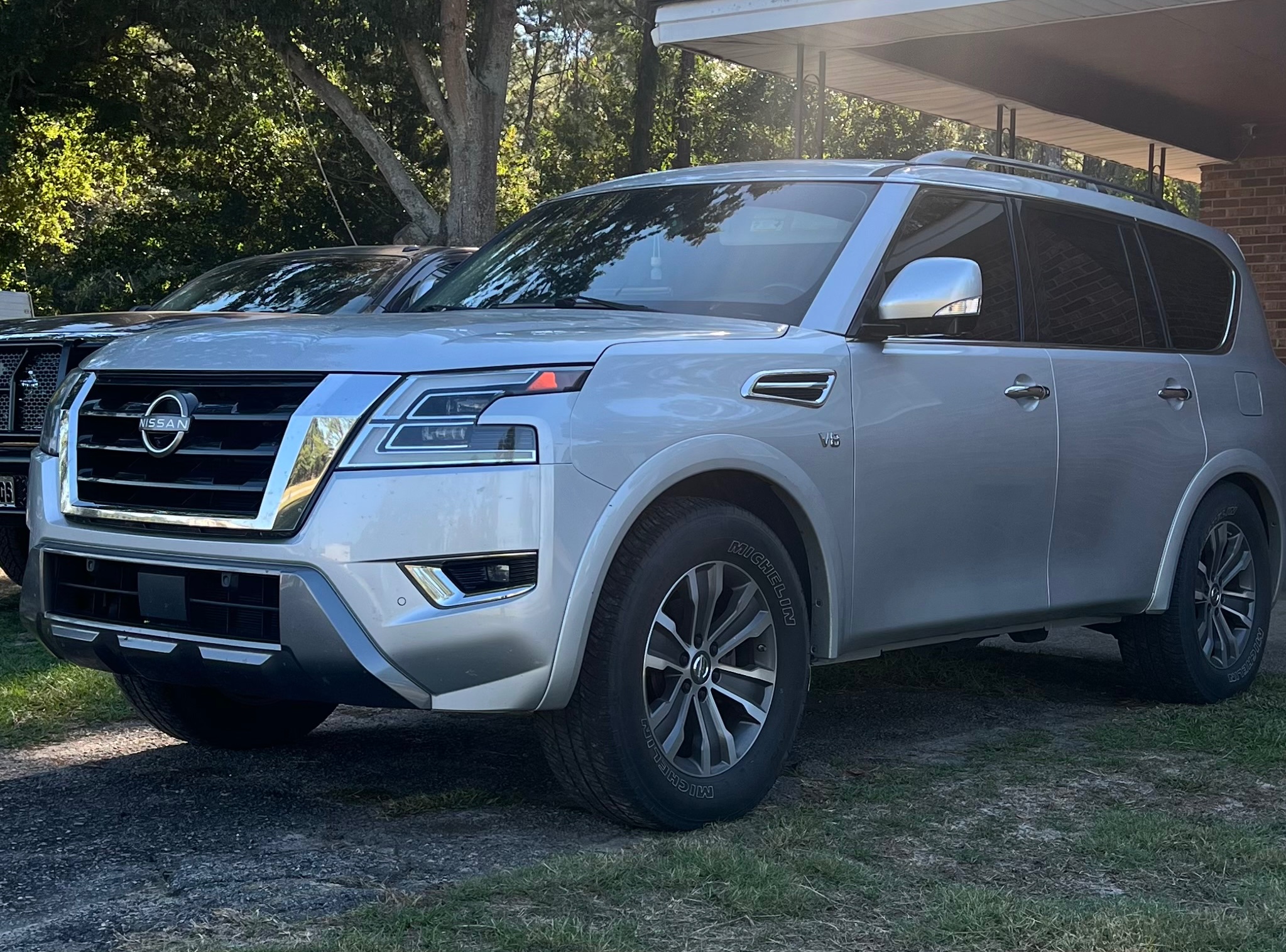 Used 2021 Nissan Armada SL w/ Captain's Chairs Package AWD/4WD image 1